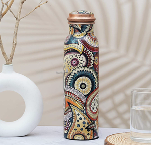 Bouteille d'eau en cuivre moderne avec design imprimé et verres – Qualité supérieure, bouteille en cuivre noire imprimée - Product Image 4