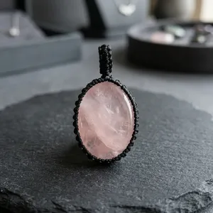 Pendentif en macramé en quartz rose naturel, collier en pierres précieuses fait main, bijoux en gros - Product Image 1