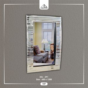 Ce miroir mural exquis est une véritable pièce d'exception alliant un design moderne avec une touche d'élégance classique. - Product Image 1