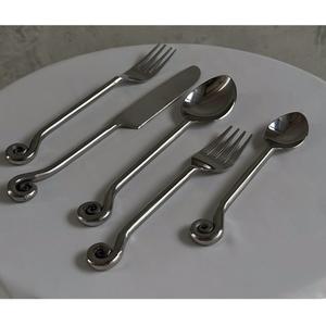 Ensemble de couverts en acier 18/10 de style américain, poli miroir, 5 pièces, manche torsadé, cuillère à dessert, fourchette, couteau - Product Image 1