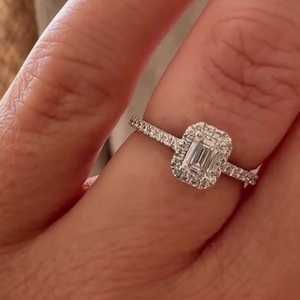 Bague de fiançailles personnalisée en or massif 14 carats avec diamant de laboratoire taille émeraude, sertie de griffes et d'accentuations pavées, pour usage quotidien, vente en gros - Product Image 2