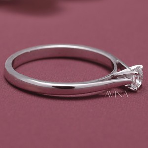 Anillo de Diamante Solitario con Corte Cojín Certificado por IGI en Oro de 18 Quilates - Product Image 5