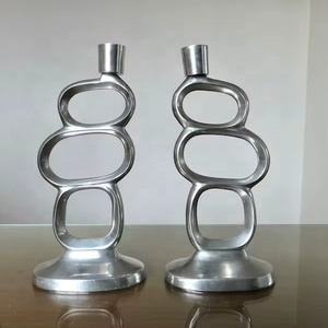 Ensemble de 2 bougeoirs modernes en aluminium à boucle imbriquée Décor sculptural - Product Image 1