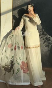 Salwar Kameez Crème avec Dupatta Florale en Faux Georgette, Haut Brodé de Sequins et Sharara avec Dupatta en Organza Tabby - Product Image 3