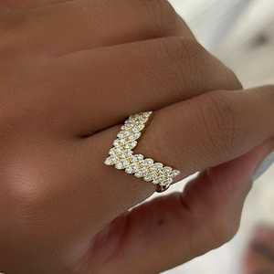Bagues Statement Flèche en Or Massif 14K 18K avec Diamant de Laboratoire Taille Ronde Sertie Pavé, Solitaire Élégant Minimaliste, Bijoux Quotidien - Product Image 1
