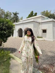 Conjunto de Kurta y Pantalón con Estampado Floral Blanco para Mujer, con Dupatta, Diseño Étnico de Algodón, Talla Grande, Traje Salwar Indio, Atuendo Informal - Product Image 1