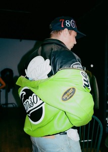 เสื้อแจ็คเก็ตหนัง FLY GEENIUS X VANSON รุ่น Bomber - สไตล์สตรีทแวร์แบบเรียบง่าย กันลมและให้ความอบอุ่น เป็นมิตรต่อสิ่งแวดล้อม - Product Image 2