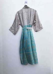 Kimono de Lujo con Parches de Seda, Túnica Larga para Dormir o como Cubre Bikini, Kimono Hecho a Mano con Sari de Seda Reciclada Vintage de la India - Product Image 5