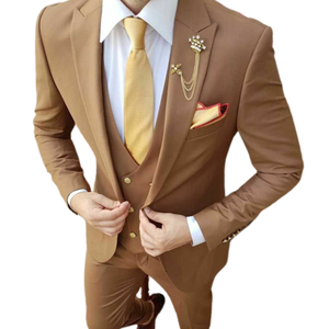 Costume d'affaires trois pièces marron pour homme avec cravate jaune et pochette, col cranté, simple boutonnage, coupe ajustée, tenue formelle - Product Image 1