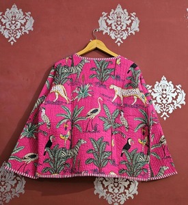 Chaqueta de Mujer Hecha a Mano en India, de Algodón Tejido, Acolchada, Reversible, con Estampado Animal, Manga Tres Cuartos, Cuello Camisero - Product Image 3