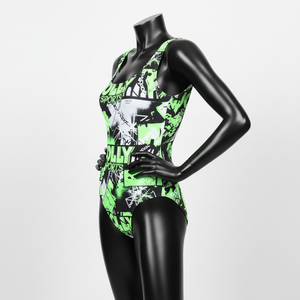Traje de baño para mujer, 240 GSM, poliéster, spandex, verde neón, negro, estampado de grafiti, de una pieza, con logo personalizado. - Product Image 2