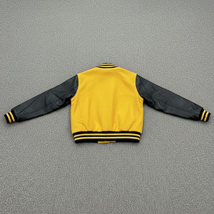 แจ็คเก็ตวาร์ซิตี้สีเหลืองสำหรับผู้ชาย กำลังเป็นที่นิยม พร้อมแขนเสื้อหนัง PU สีดำ ปักโลโก้ คอปกพับได้ ทรงปกติ เหมาะสำหรับใส่ในฤดูใบไม้ร่วง - Product Image 2
