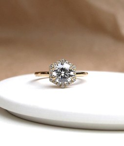 Bague classique vintage en or massif 14 carats avec diamant de laboratoire rond de 1,00 carat, formes hexagonales, pour femme, surprise de mariage - Product Image 1