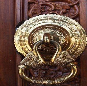 Battant de porte artistique en laiton façonné à la main. Une pièce unique et audacieuse, disponible à prix de gros. - Product Image 3