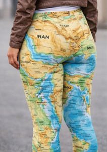 Leggings con mapa del mundo del Estrecho de Hormuz – Ropa deportiva con estampado geográfico de Oriente Medio y logotipo personalizado - Product Image 3