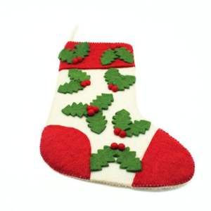 Calcetín Navideño de Fieltro de Lana Hecho a Mano con Hojas de Acebo Rojas y Verdes, Diseño Tradicional Ecológico - Product Image 5