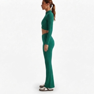 Ensemble de sport pour femme 2 pièces : haut court zippé à manches longues et pantalon évasé taille haute – Idéal pour la gym, le yoga et l'entraînement - Product Image 3