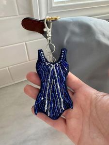 Porte-clés brodé artisanal de luxe avec accents de perles colorées pour collections d'accessoires de boutique - Product Image 3