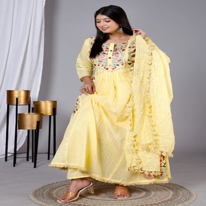 Elegante Conjunto de Kurta Anarkali de Algodón Amarillo con Bordado Floral y Dupatta para Bodas, Fiestas, Playa y Ropa Étnica - Product Image 3