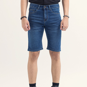 Nuevos shorts de mezclilla más vendidos para hombres adultos, transpirables y cómodos, de uso casual, teñidos en color liso, estilo urbano. - Product Image 1