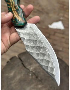 Couteau de chasse artisanal en acier Damas avec manche en résine, étui en cuir, personnalisable OEM/ODM, lame de qualité industrielle à pointe tombante - Product Image 3