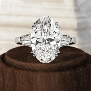 Bague de fiançailles à trois pierres avec diamant ovale de 5 carats cultivé en laboratoire, diamants latéraux baguette effilés, or massif 14k/18k, certifiée IGI - Product Image 1
