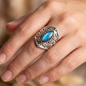Anillo llamativo de labradorita marquesa – Anillo gótico de filigrana con gema azul brillante, hecho a mano, de plata, regalo para ella - Product Image 2