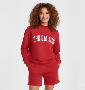 Ensemble coordonné contemporain pour femme avec haut à col roulé à silhouette allongée et short à taille élastique souple au-dessus du genou, couleur unie, hiver - Product Image 1