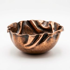Cuenco Decorativo de Cobre Antiguo Hecho a Mano con Borde Ondulado de 26cm, Centro de Mesa Vintage para Bodas, Hoteles, Regalo, Venta al por Mayor, India - Product Image 1