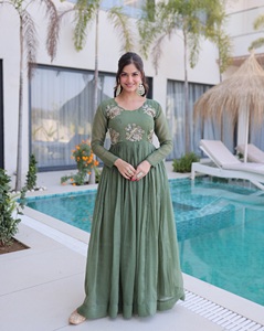 Nouvelles collections de vêtements de mariage pour femmes, robes en tissu argenté froissé avec broderies de perles, manches longues. - Product Image 1