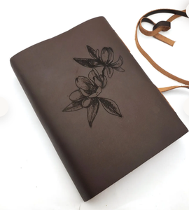 สมุดบันทึกหนังลายดอกแมกโนเลีย ปรับแต่งได้ฟรี ขนาด 5" x 7" เลือกกระดาษแบบมีเส้นหรือไม่มีเส้นได้ - Product Image 1