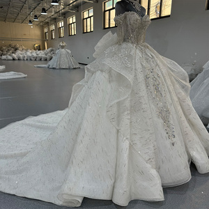 Robe de mariée asymétrique à épaules dénudées, en dentelle brodée de fleurs et sequins, silhouette trapèze, col en V, style princesse éclatante, avec fermeture éclair au dos - Product Image 3