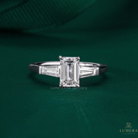 Anillo de Compromiso de Lujo con Diamante Cultivado en Laboratorio con Corte Esmeralda Certificado por IGI, con Piedras Laterales en Forma de Baguette Cónicas para Mujer