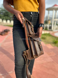 Nuevo estilo hecho a mano de cuero Crunch de grano completo estilo Vintage Unisex Sling Chest Made Unique Triangle Messenger Utility Cross Bags - Product Image 4