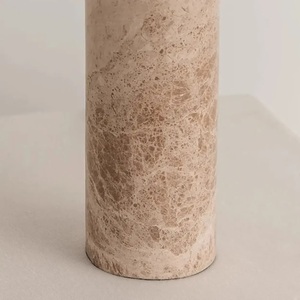 Lampe d'appoint contemporaine en marbre avec texture de pierre naturelle, forme architecturale et éclairage décoratif chaleureux - Product Image 4