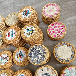 Assiette en céramique avec incrustation en rotin naturel, marque TUYET DUNG, style floral et classique, fabriquée au Vietnam - Product Image 1