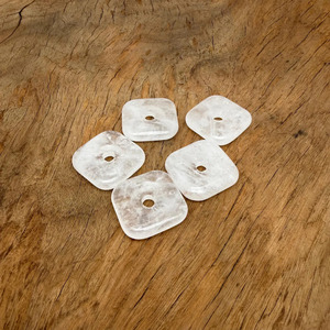 Pierres carrées en quartz clair poli avec trou pour la fabrication de bijoux - Product Image 3