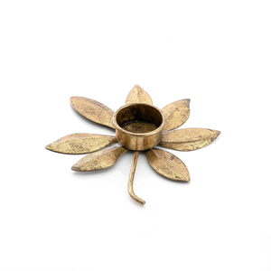 Portavelas Decorativo de Metal de Diseño Moderno para Decoración de Interiores, Ofrece un Contraste Audaz y una Exhibición Elegante de Velas - Product Image 4