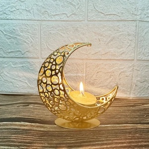 Ensemble de 2 porte-bougies en métal en forme de croissant de lune, design ajouré, finition dorée et noire, pour la décoration du Ramadan et de l'Aïd - Product Image 3