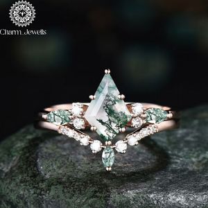 Bague de fiançailles classique pour femme en argent plaqué or avec moissanite taille coussin certifiée IGI, sertie à griffes, 3g - Product Image 4