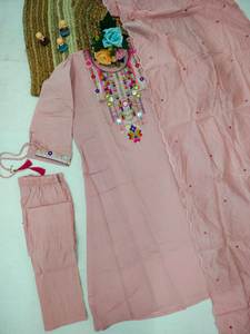 Traje Étnico de Tres Piezas de Seda Romana con Forro de Algodón y Dupatta de Chanderi, Elegante Conjunto de Kurti y Pantalón para Mujer, para Uso Festivo, Color Rosa - Product Image 5