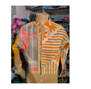 Chaqueta de Invierno Reversible y Transpirable para Mujer, Acolchada con Diseño Kantha de Colores Variados, Hecha a Mano con Algodón, Talla Única - Product Image 1