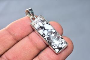 Colgante de barras de plata de ley 92.5 con diseño de caballo blanco de primera calidad - Product Image 2