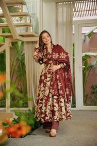 Ensemble haut et pantalon Anarkali floral bordeaux avec dupatta, coupe ample, longueur genou, imprimé numérique tissé, tenue ethnique pour femme pour mariage et fête - Product Image 2