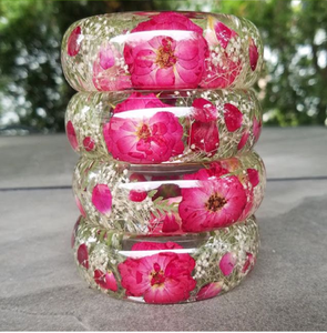 Elegantes brazaletes de resina transparente rellenos de flores de rosas rojo oscuro y hermosas tallos verdes con hojas, disponibles a precios de mayorista. - Product Image 2