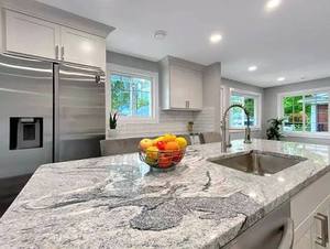 Îlot en quartzite blanc Viscon, dalle polie, pierre naturelle découpée sur mesure, revêtement mural, cuisine et salon modernes - Product Image 1