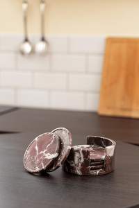 Ensemble de six sous-verres en marbre rouge Rosso Levanto avec support, sous-verres en pierre faits à la main - Product Image 4