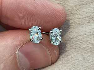 Boucles d'oreilles solitaires ovales en diamant de laboratoire de 0,51 carat pour unisexe, en or blanc 10K, bijoux raffinés pour anniversaire ou fête, cadeau pour elle - Product Image 1