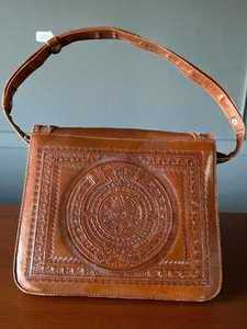 Nuevo Bolso de Hombro Estilo Bohemio Vintage para Mujer, Hecho a Mano, con Flores Talladas, 100% Cuero Genuino, Ligero, con una Sola Correa y Solapa, Estilo Western - Product Image 4