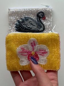 Pochette à monnaie perlée d'inspiration bohème avec broderie créative et caractère artisanal distinctif - Product Image 5